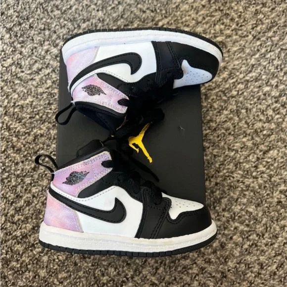 Jordan 1s size 7c girls - Picture 3 of 5